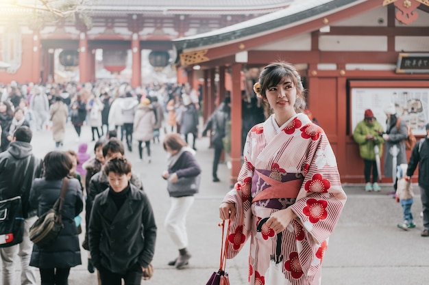 Tragender Kimono der attraktiven asiatischen Frau