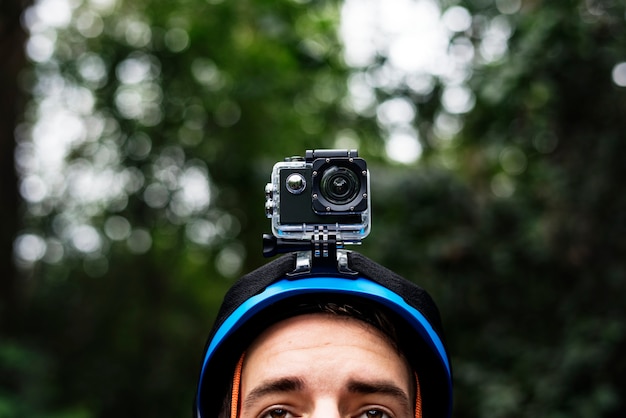 Foto tragender schutzhelm des mannes mit videoaufnahmekamera