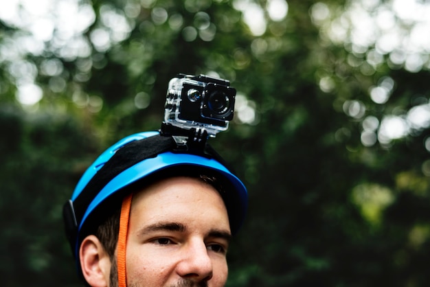 Foto tragender schutzhelm des mannes mit videoaufnahmekamera