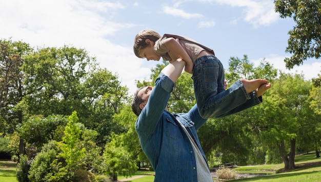 Tragender Sohn des Vaters am Park