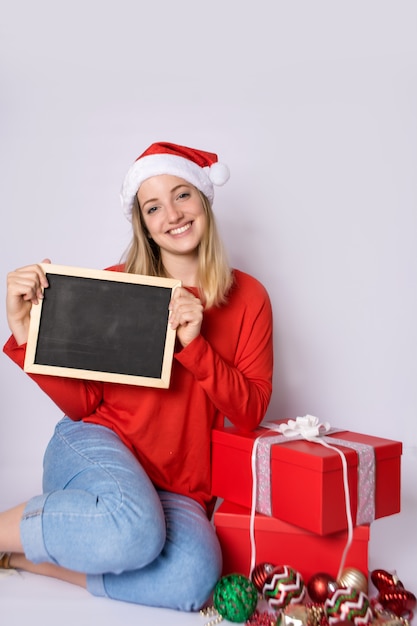 Tragender Weihnachtshut der jungen Frau.