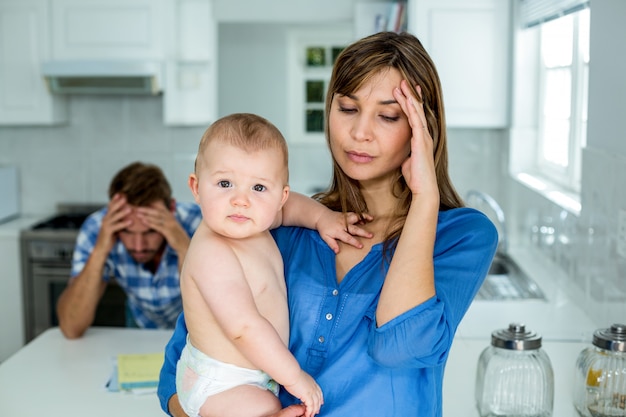 Tragendes baby der besorgten mutter zu hause