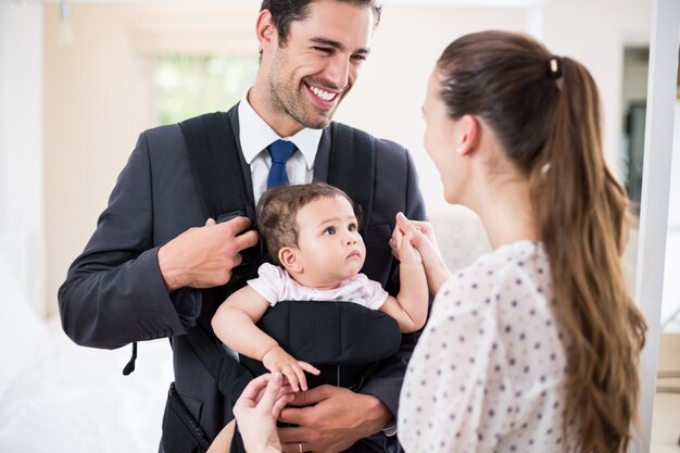 Tragendes Baby des glücklichen Vaters mit Mutter