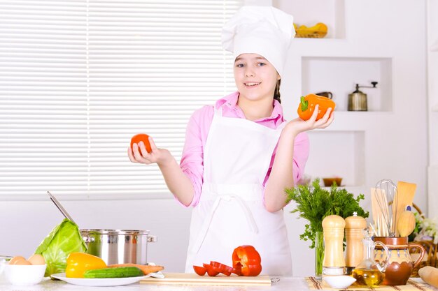 Tragendes einheitliches Kochen des schönen Mädchens des Chefs