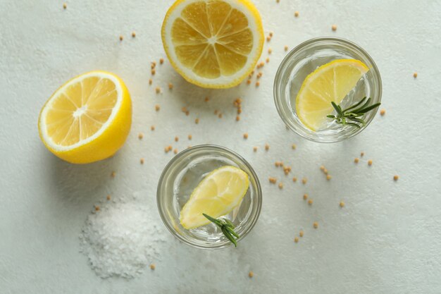 Tragos de tequila en mesa con textura blanca