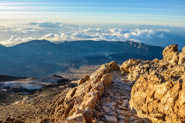 Trail an der Spitze des Vulkans. Vulkan Teide bei Sonnenaufgang auf Teneriffa.