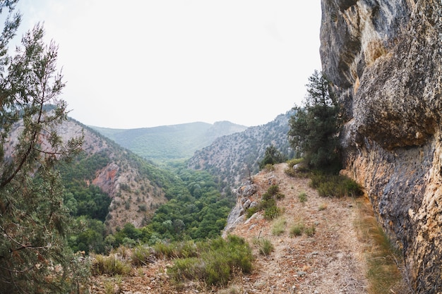 Trail hoch in den Bergen. Gefährlicher Serpentin