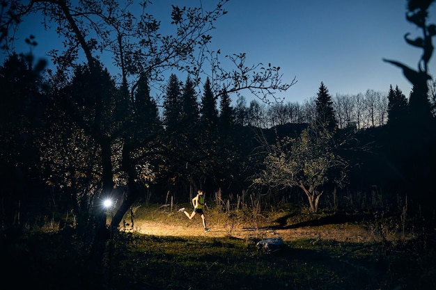 Trail running en el bosque nocturno