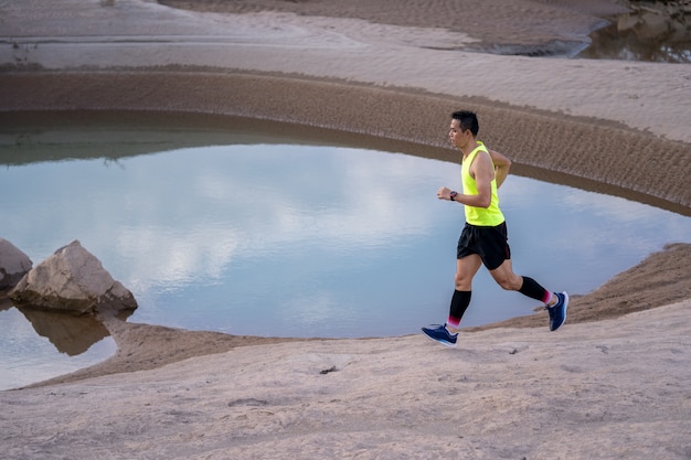 Foto trail running en un camino rural