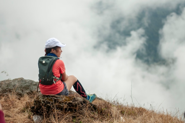 Trail Running Mädchen in den Bergen ruhen.