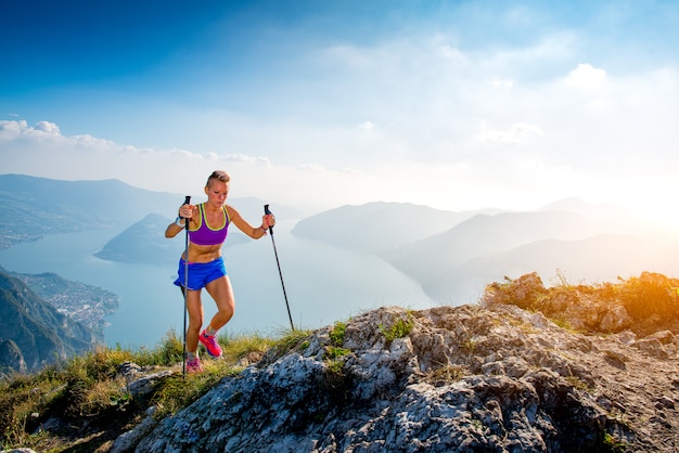 Trail running en la montaña atleta chica