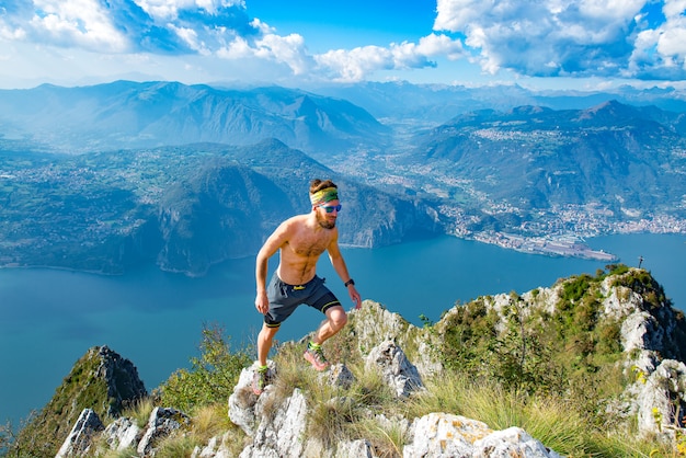 Trail running en las montañas hombre atleta sin camisa