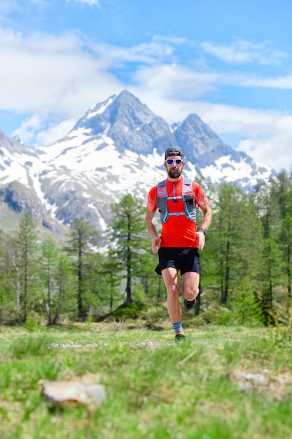 Foto trail running runner en las montañas