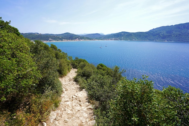 Trail zum Strand von Porto Timoni auf Korfu, ein paradiesischer Ort mit Strand und kristallklarem Wasser auf der Insel Korfu Griechenland Europa