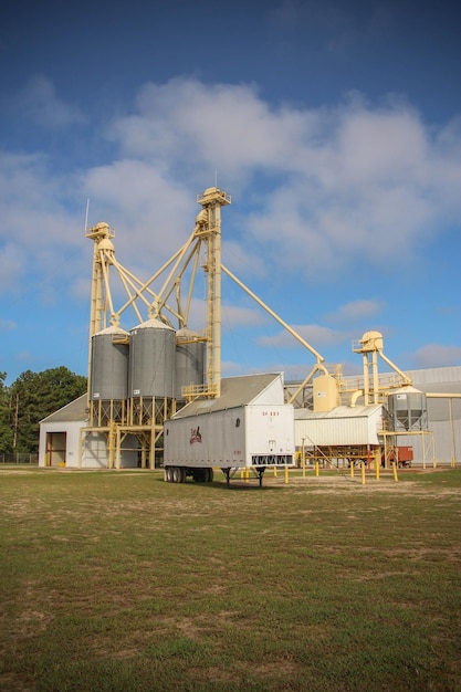 Trailer de veículo no campo na fábrica contra o céu azul