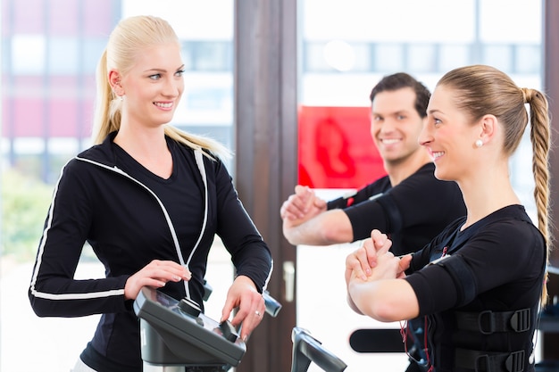 Trainer, der ems Ausbildung zu den Paaren gibt