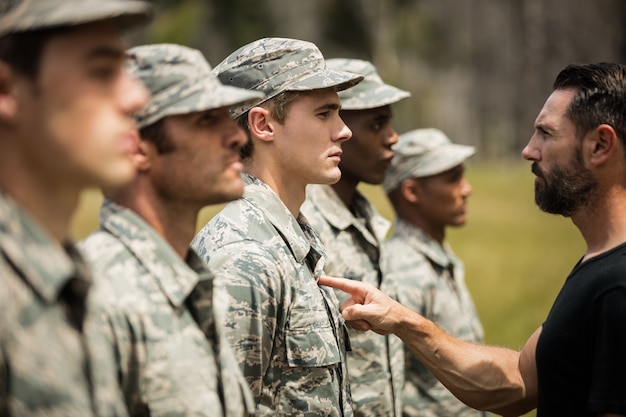 Trainer, der Militärsoldaten ausbildet