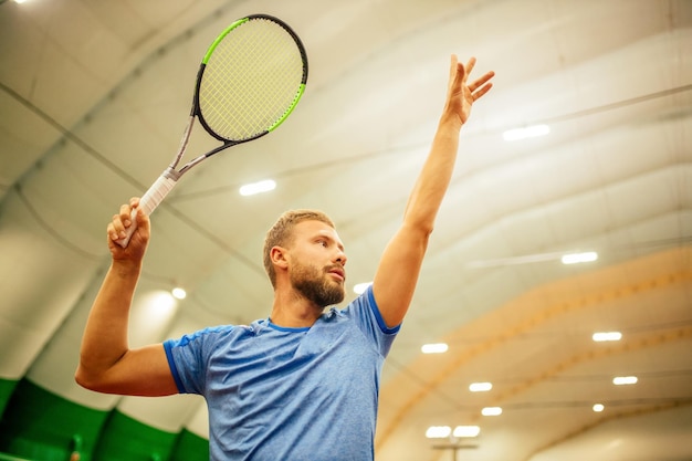 Trainer oder Trainer, der unterrichtet, wie man Tennis auf einem Hallenplatz spielt