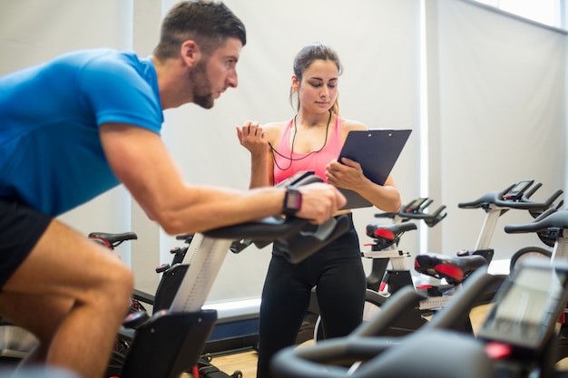 Trainer Timing Mann am Heimtrainer