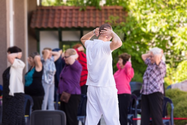 Trainerausbildung motivierte aktive gesunde Senioren zu sportlichen Aktivitäten im Park