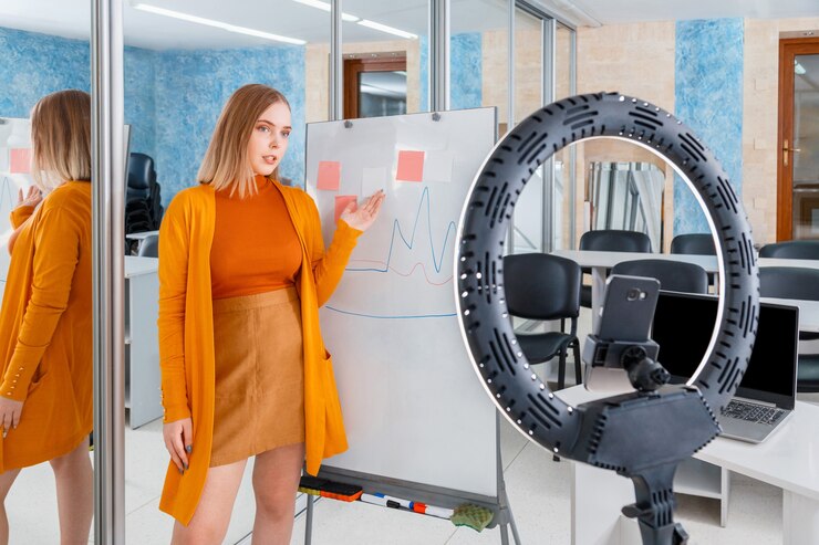 Trainerlehrer oder Schüler, die Online-Bildung durchführen, Live-Training, Self-Recording-Manager, E-Learning-Webinar für Online-Publikum in leerem Hörsaal, neue Normalität in sozialer Distanz aufgrund von Covid-Sperrung