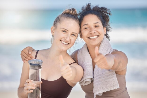 Foto trainieren sie freunde und frauen mit daumen hoch am strand zusammen glücklich nach laufübungen und training fitness gesunder körper und porträt von frauen mit wellness-erfolg und training im freien