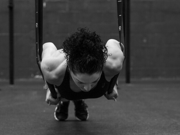 Foto trainierende frau mit gymnastikringen in schwarz-weiß
