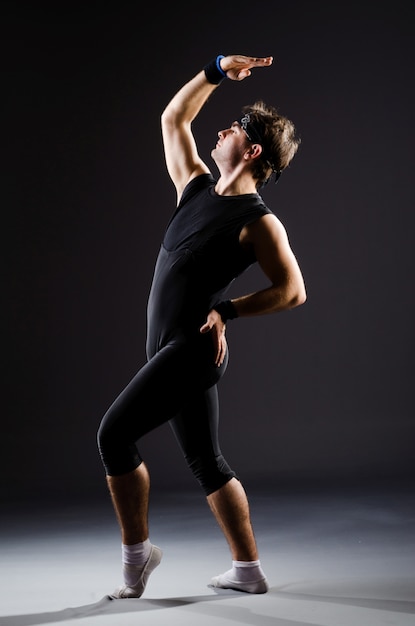 Training des jungen Mannes für Balletttänze