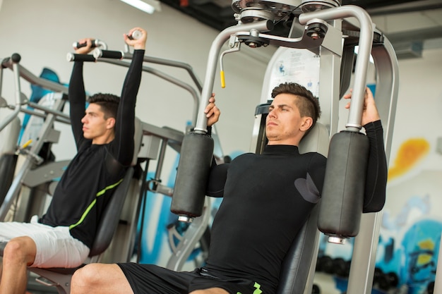 Training des jungen Mannes in der Turnhalle