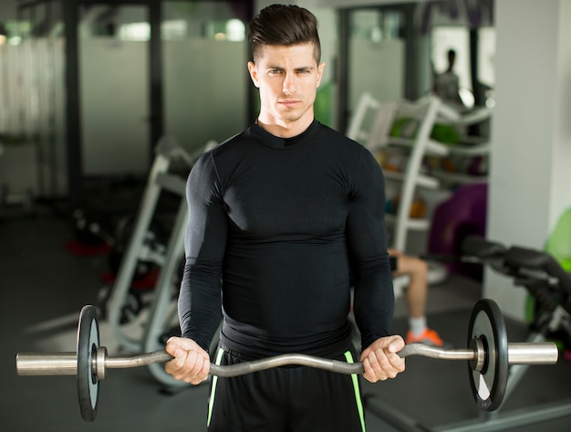 Training des jungen Mannes in der Turnhalle