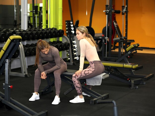 Training im Fitnessstudio Zwei Mädchen