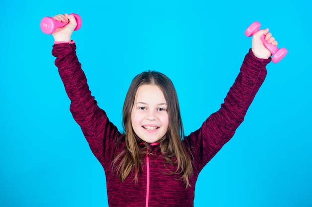 Training von kleinen Mädchen halten Hantel Glückliches Kindertraining mit Langhantel glückliches Training Fitness-Diät für Energie-Gewichtheben für Muskeln Aktivität in der Kindheit Sporterfolgstraining Fitness