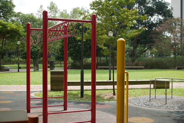Trainingsgeräte in einem öffentlichen Park i im Wohngebiet