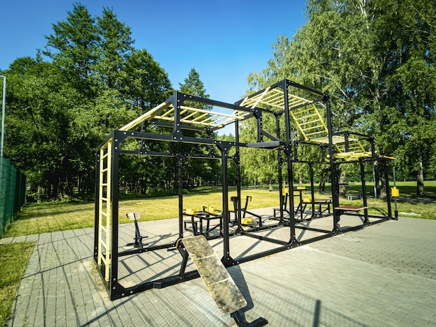 Foto trainingsstadt mit simulatoren auf dem sportplatz