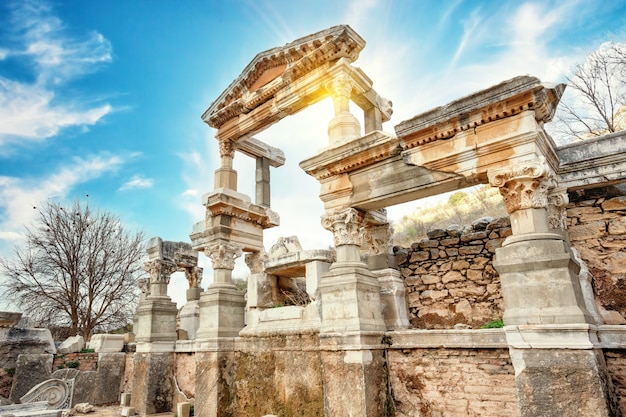 Trajansbrunnen in Ephesus am Nachmittag. Truthahn