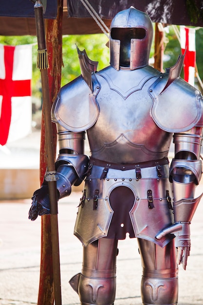 Traje de armadura medieval