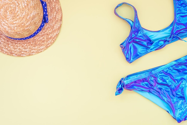 Foto traje de baño bikini de verano femenino y ropa de sombrero de paja en pastel amarillo con espacio para copiar