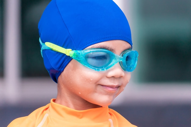 Traje de baño nadar chico asiático con gafas de natación retrato