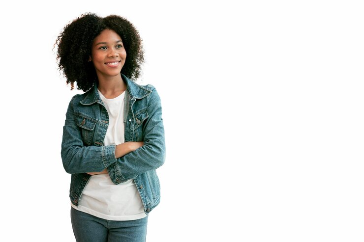 Foto traje casual empresária afro-americana posando cruzando as mãos no fundo branco espaço livre para texto