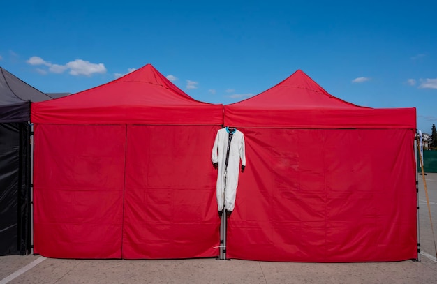 Traje de corredor en carpa en campo de automovilismo