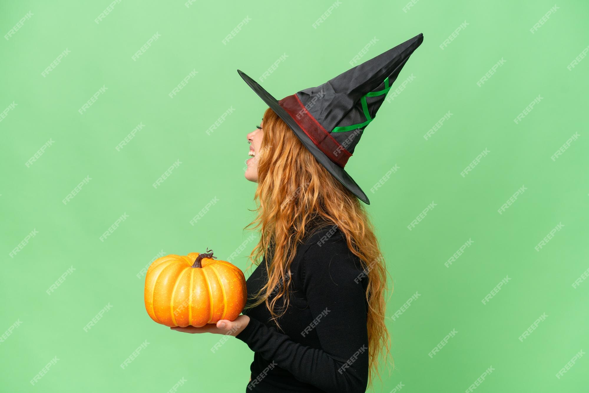 Mulher Em Traje De Bruxa Halloween Segurando Uma Grande Abóbora