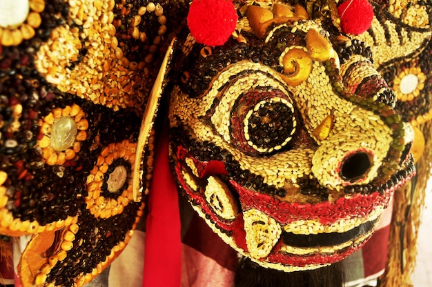 Traje de leão estilo bali para indonésios usam dança na dança legong e barong waksirsa para mostrar viajantes na cidade de Ubud em Bali Indonésia