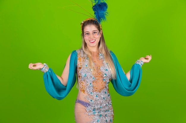 Traje de samba vestido brasileiro Linda dançarina de samba com vestido azul pronto para carnaval apontando para espaço livre para texto