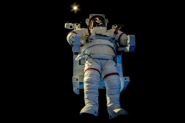 Traje espacial de astronauta aislado mientras flota en negro