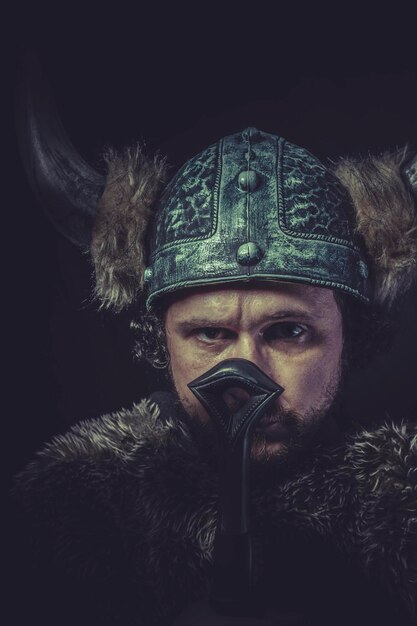 Traje, guerreiro viking com uma enorme espada e capacete com chifres