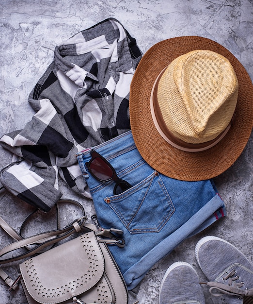 Traje de hipsters de verano sobre fondo gris.