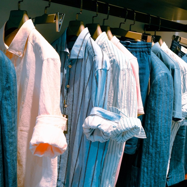 traje de hombre y corbata en la tienda