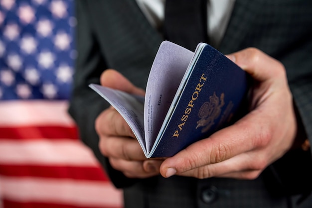 Traje de hombre de negocios con pasaporte estadounidense