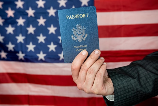 Traje de hombre de negocios con pasaporte estadounidense