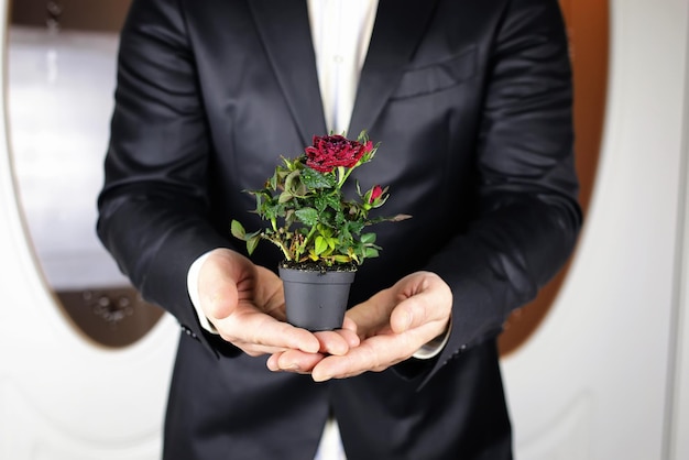 Traje de hombre rosa en mano